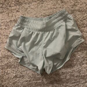 LULULEMON SIZE 2 HOTTY HOTS